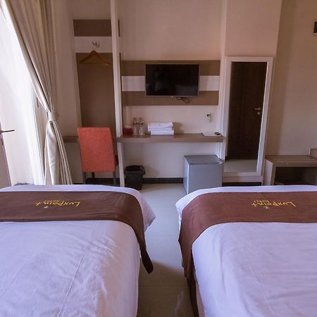 ลักซ์พอยต์ โฮเต็ล สุราบายา Hotel ภายนอก รูปภาพ