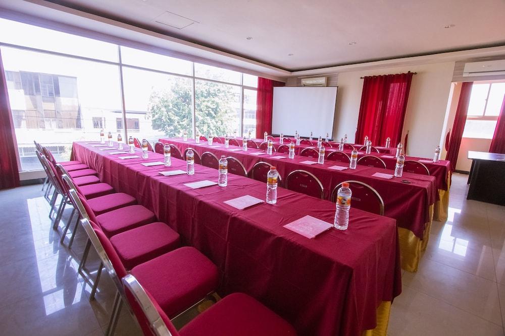 ลักซ์พอยต์ โฮเต็ล สุราบายา Hotel ภายนอก รูปภาพ