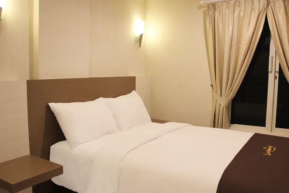 ลักซ์พอยต์ โฮเต็ล สุราบายา Hotel ภายนอก รูปภาพ