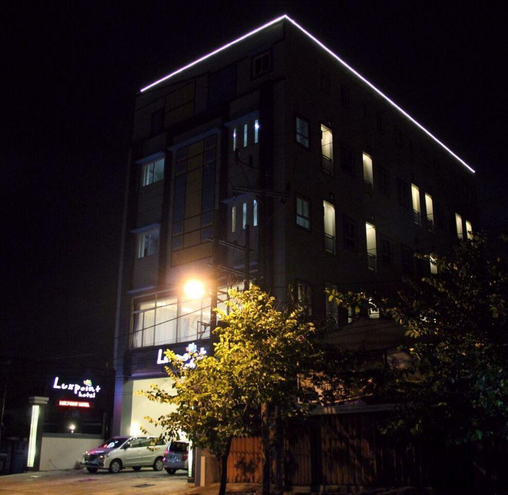ลักซ์พอยต์ โฮเต็ล สุราบายา Hotel ภายนอก รูปภาพ