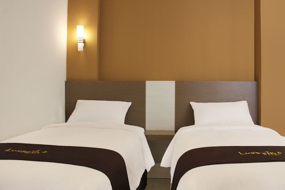ลักซ์พอยต์ โฮเต็ล สุราบายา Hotel ภายนอก รูปภาพ