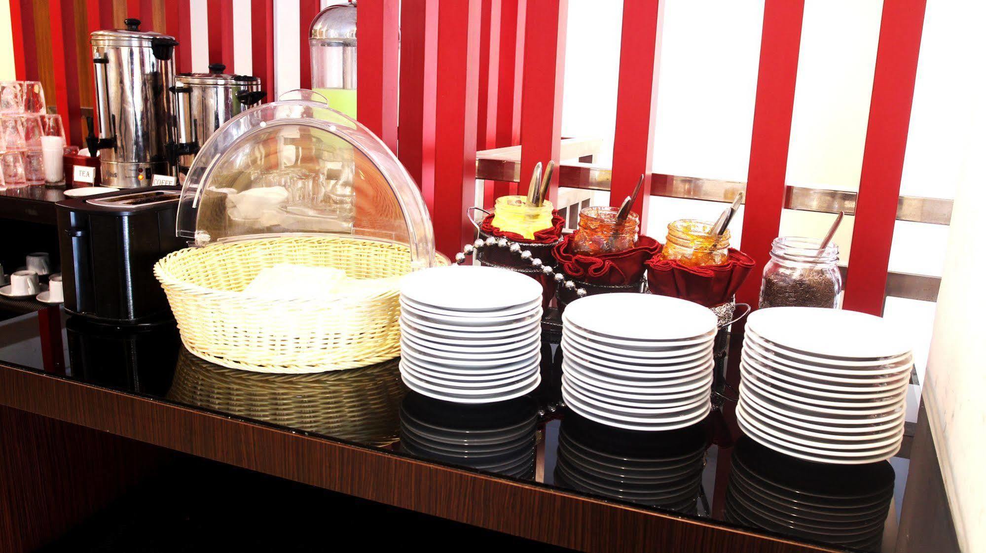 ลักซ์พอยต์ โฮเต็ล สุราบายา Hotel ภายนอก รูปภาพ