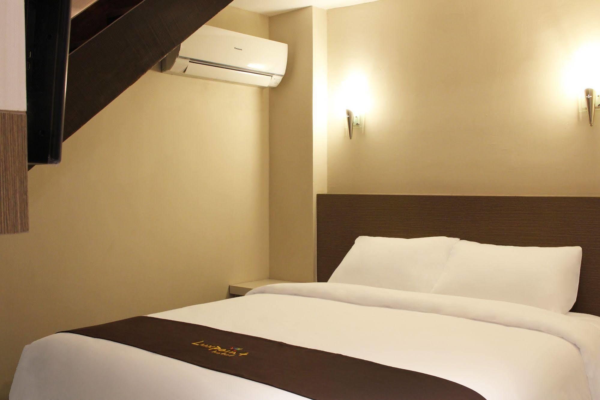ลักซ์พอยต์ โฮเต็ล สุราบายา Hotel ภายนอก รูปภาพ
