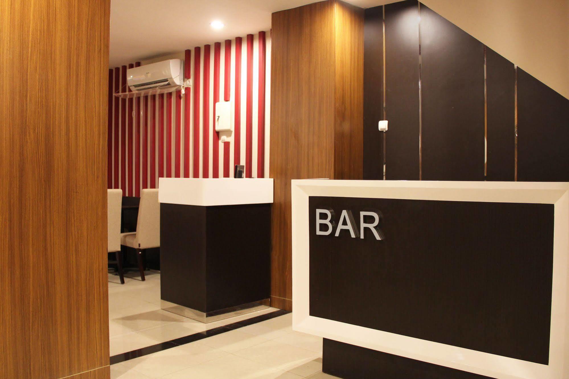 ลักซ์พอยต์ โฮเต็ล สุราบายา Hotel ภายนอก รูปภาพ