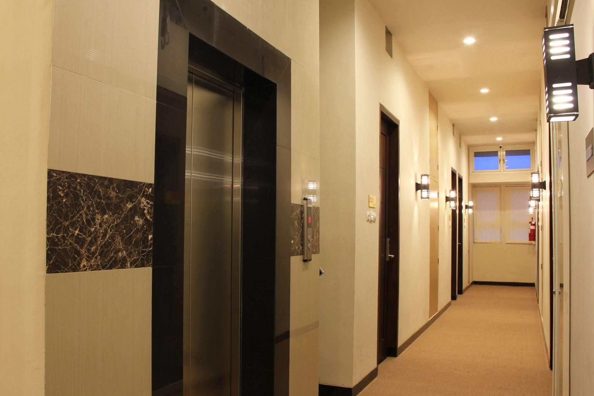 ลักซ์พอยต์ โฮเต็ล สุราบายา Hotel ภายนอก รูปภาพ